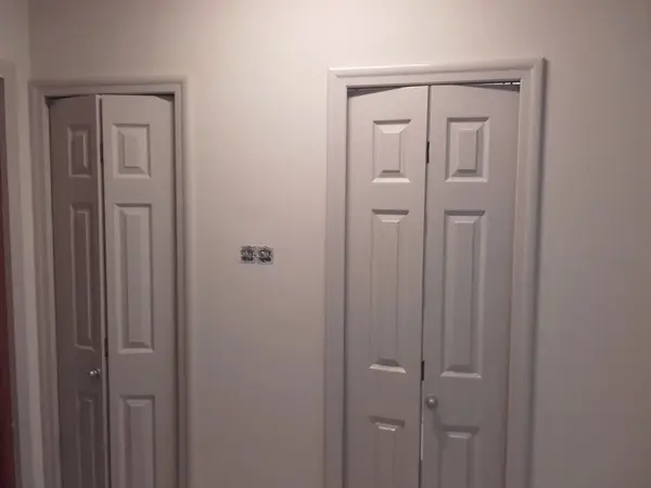 Ajtó mázolása panel lakásban