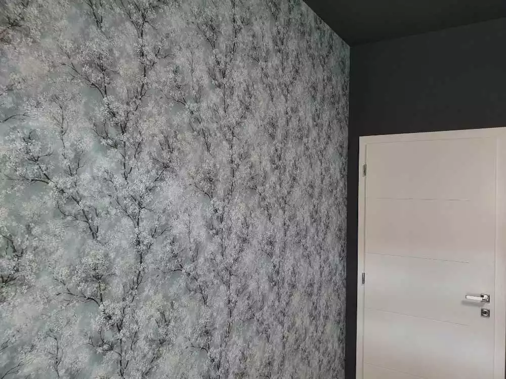 Tájkép hangulatú tapéta kis fával és virágokkal